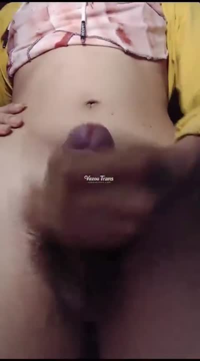 Tgirl TS Tang0 Live seduzindo a câmera, na banheira cheia de espuma