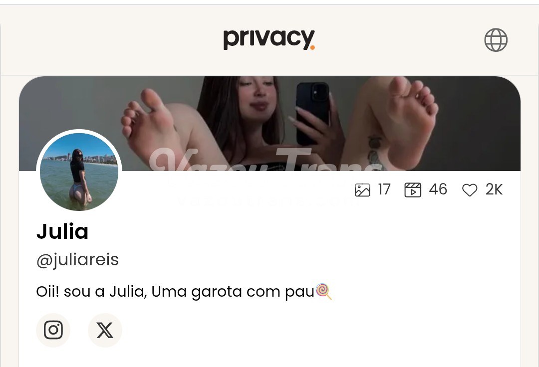 Tgirl Julia Reis sedutora, com o bumbum empinado na cama