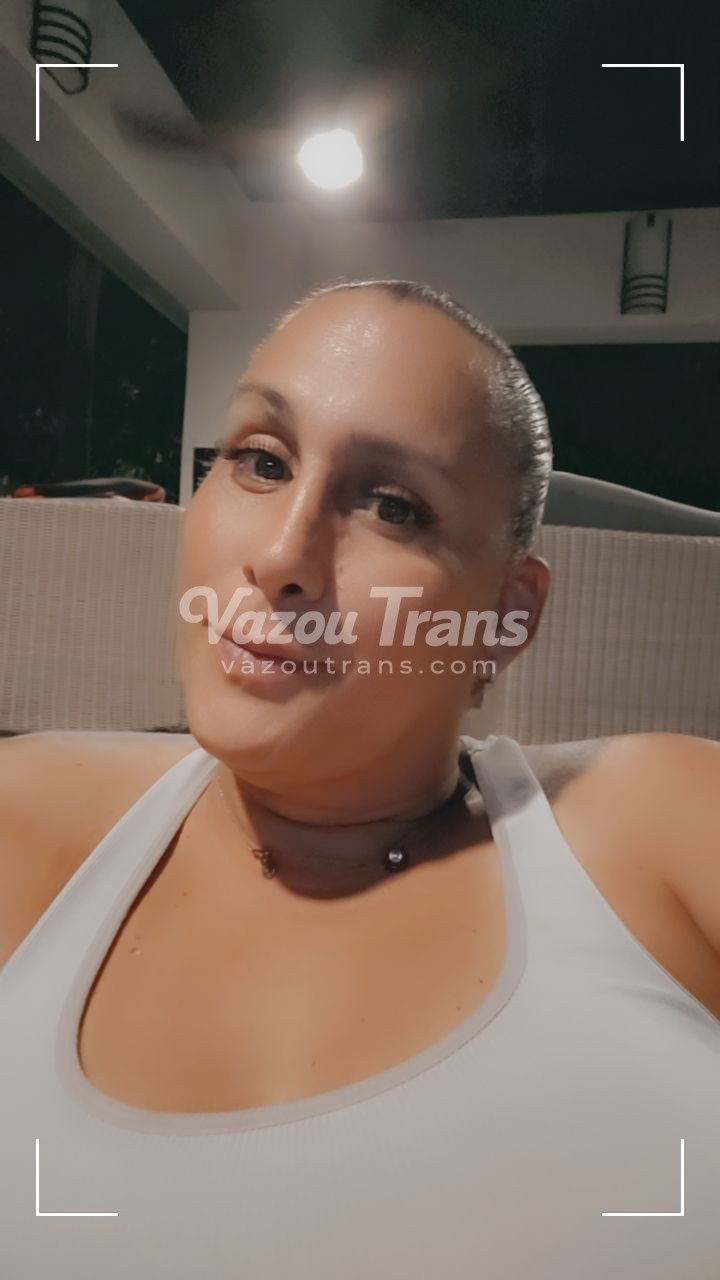 De calcinha fio na cozinha — travesti Naty sem censura