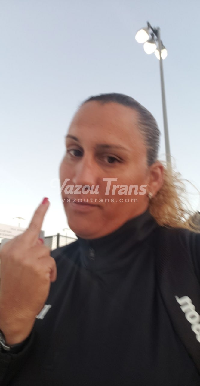 Vídeo +18 trans: Naty exibindo o corpão, de calcinha fio na cozinha