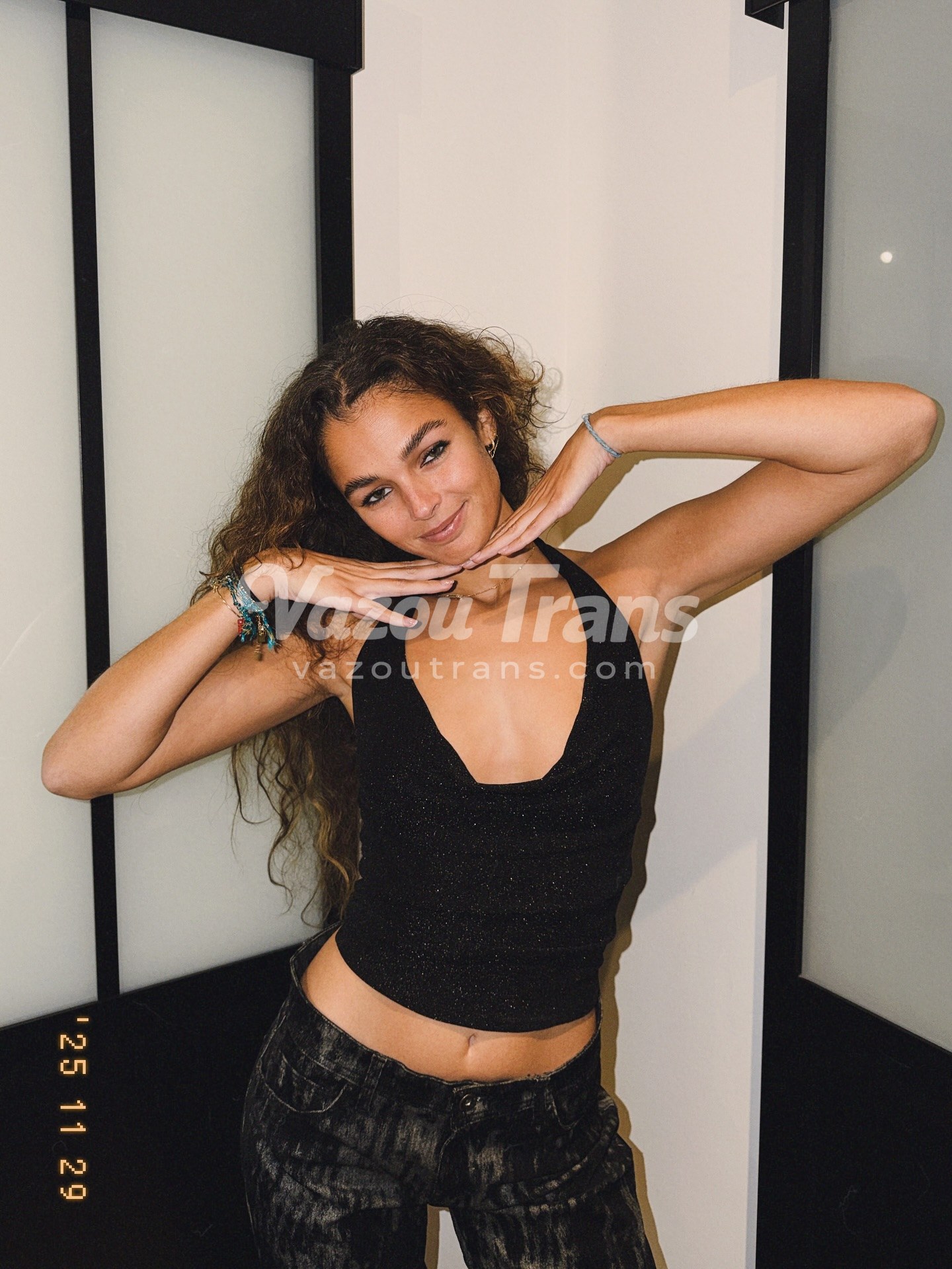 Provocante mostrando os peitos na chamada — travesti Naomi Anderson sem censura