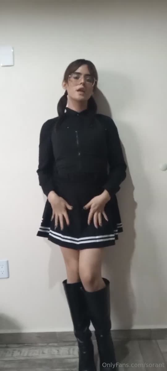 Vídeo +18 trans: Dime sor /sorant provocando, de frente pro espelho sem roupa