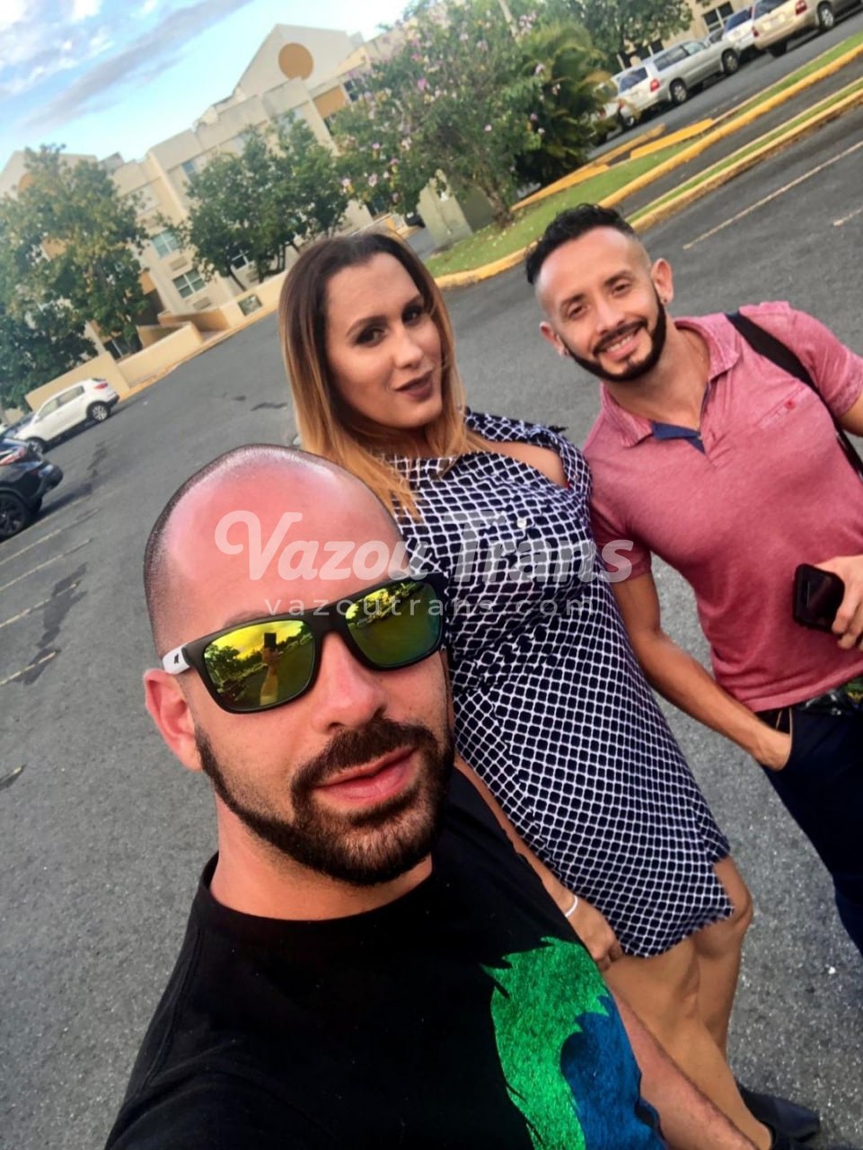 Tirando a roupa bem devagar — travesti Naty sem censura