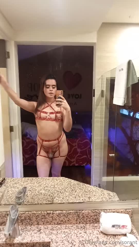 Trans Dime sor /sorant tirando a roupa bem devagar