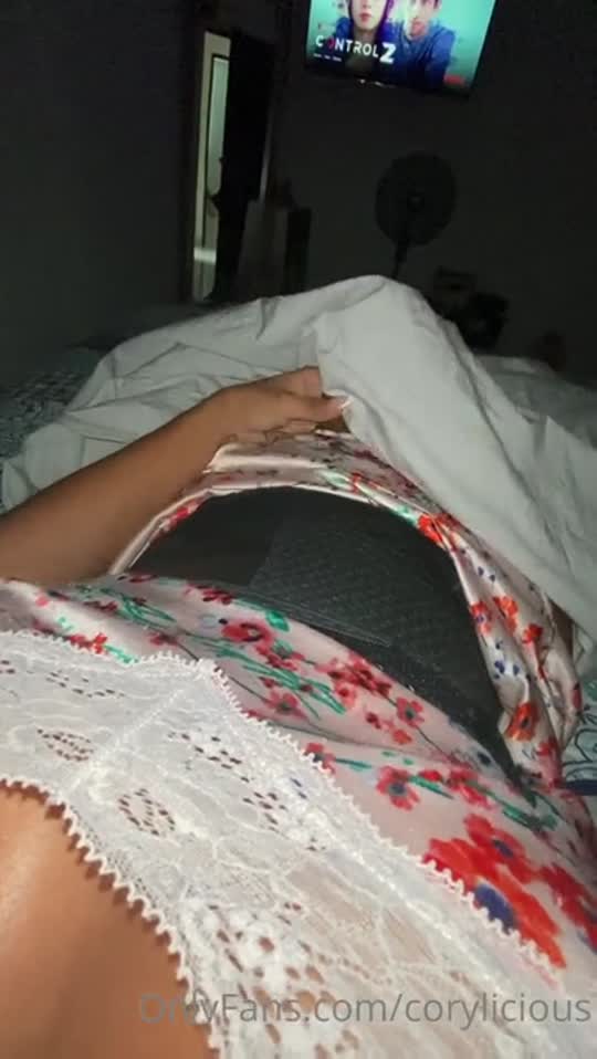Corylicious: trans amadora brasileira, Tesuda mostrando os peitos na chamada