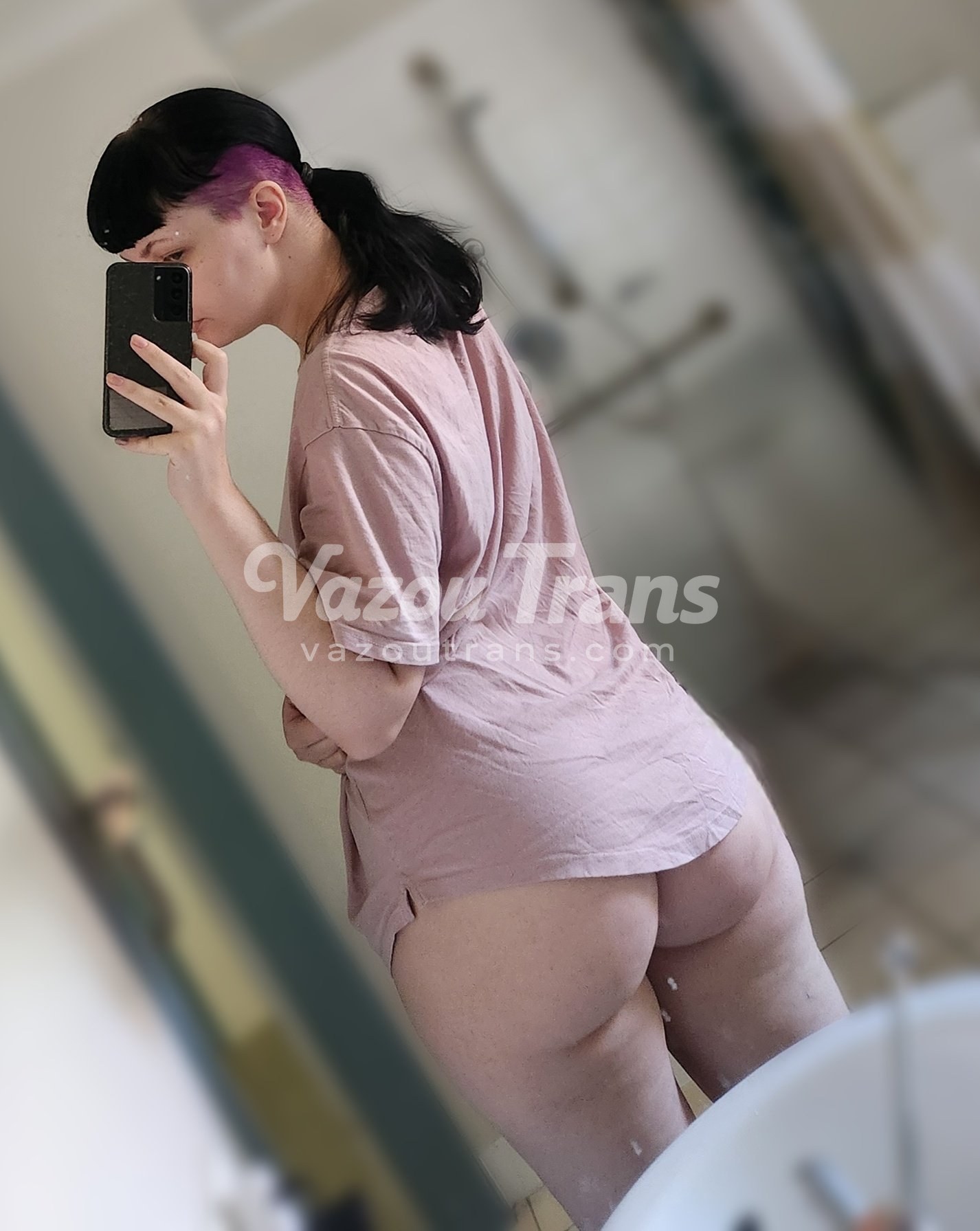 Tgirl Naomi Anderson escandalosa, deitada abrindo o roupão