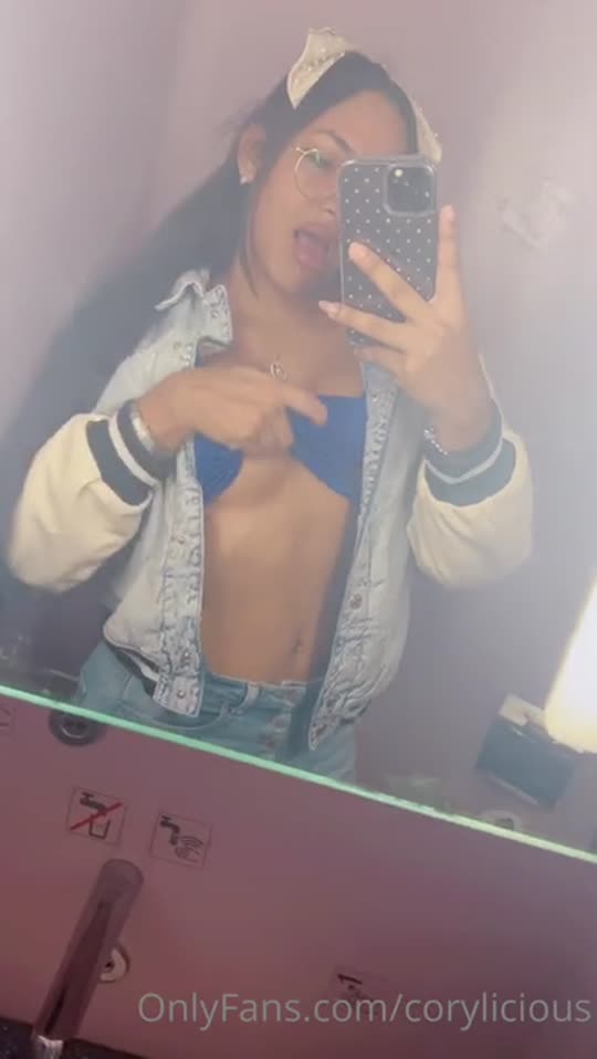 Vídeo +18 trans: corylicious empinando a bunda pra câmera