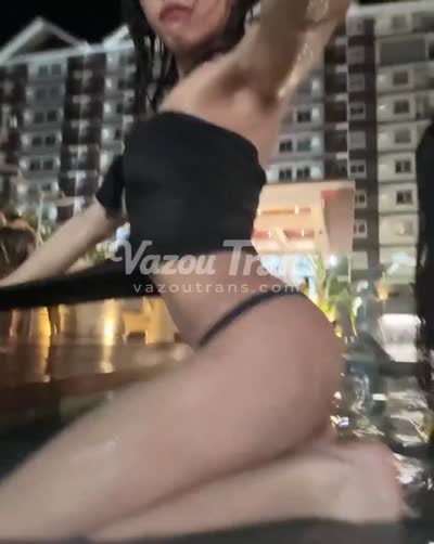 Vídeo +18 trans: Miruplanttt sedutora, com o bumbum empinado na cama