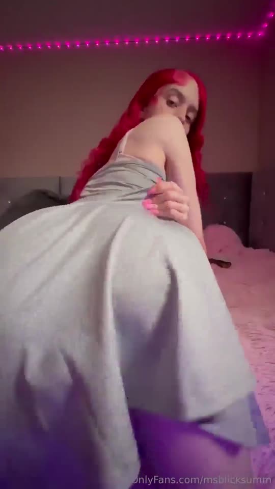 Vídeo +18 trans: msblicksum seduzindo a câmera, tirando a roupa bem devagar