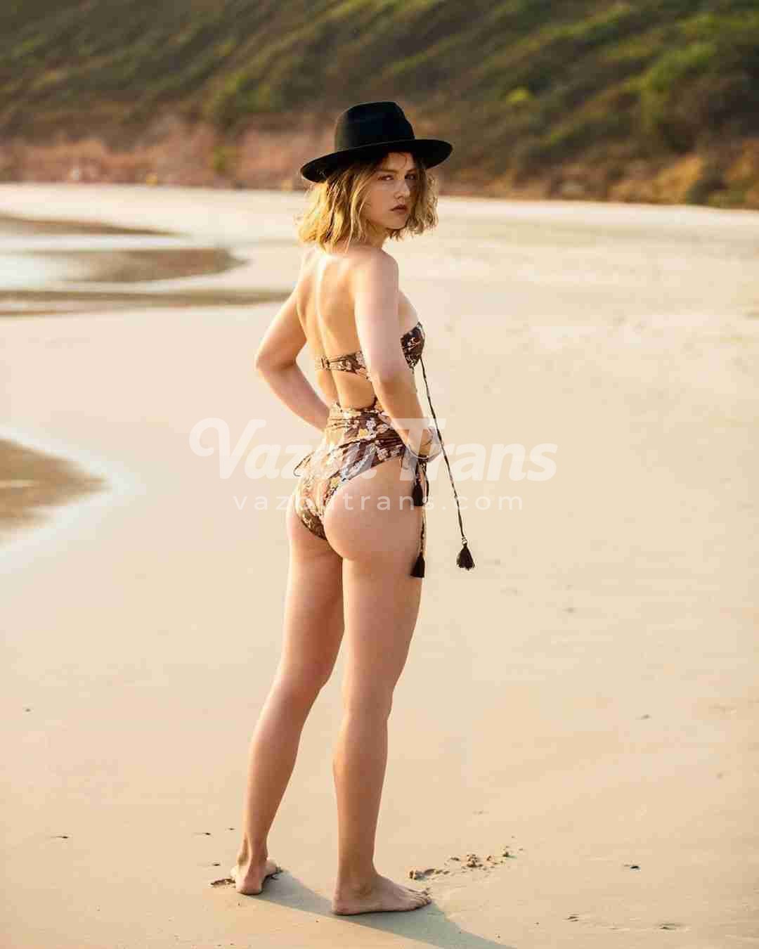Trans Naomi Anderson De calcinha molhada no chuveiro