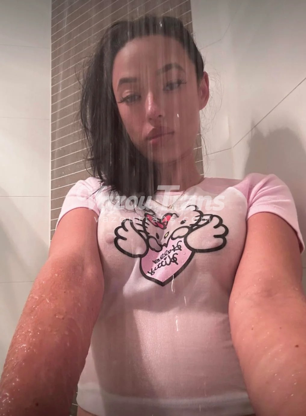 Tesuda provocando de quatro no chão — travesti Naomi Anderson sem censura
