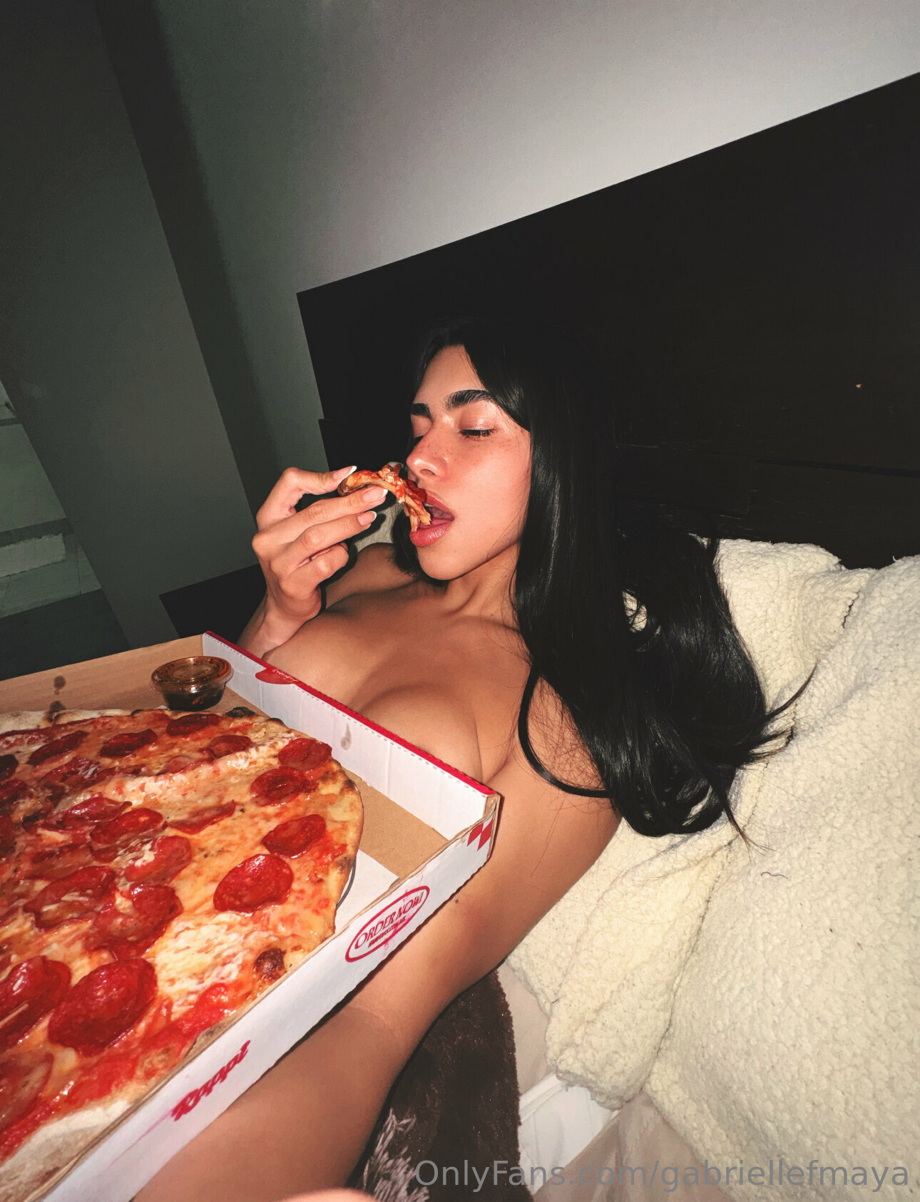 Tgirl Gabrielle F Maya Flagra de se tocando embaixo do lençol