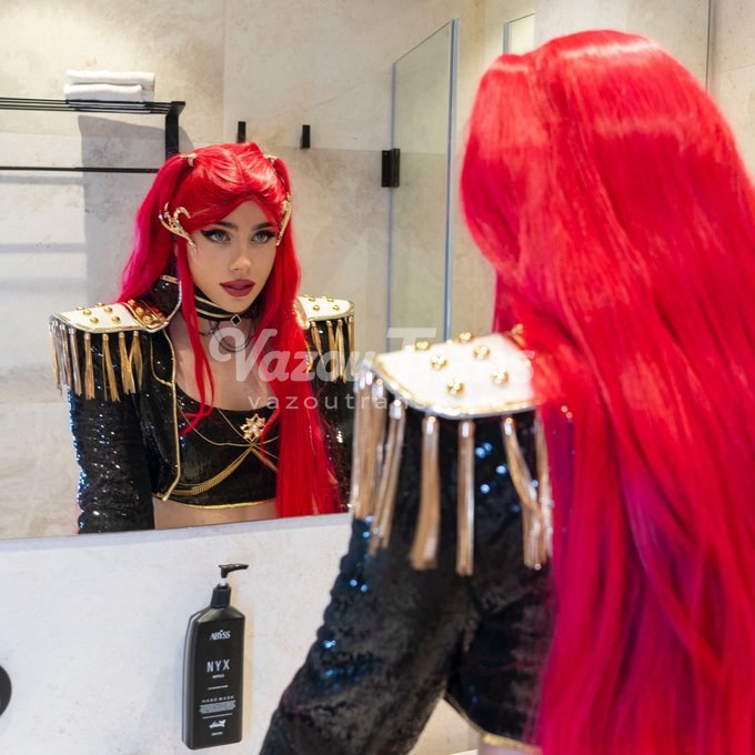 Tgirl Natalie Uwu envolvente, na banheira cheia de espuma