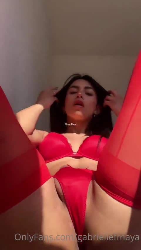Tgirl Gabrielle F Maya Brincando sozinha na cama