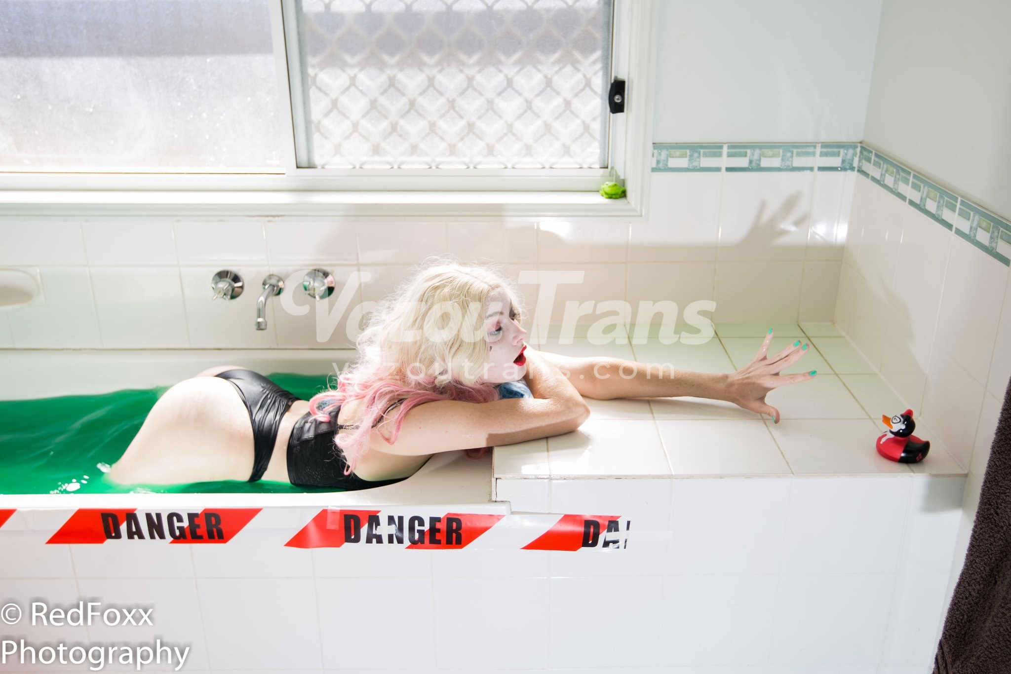Trans Naomi Anderson Provocando de quatro no chão