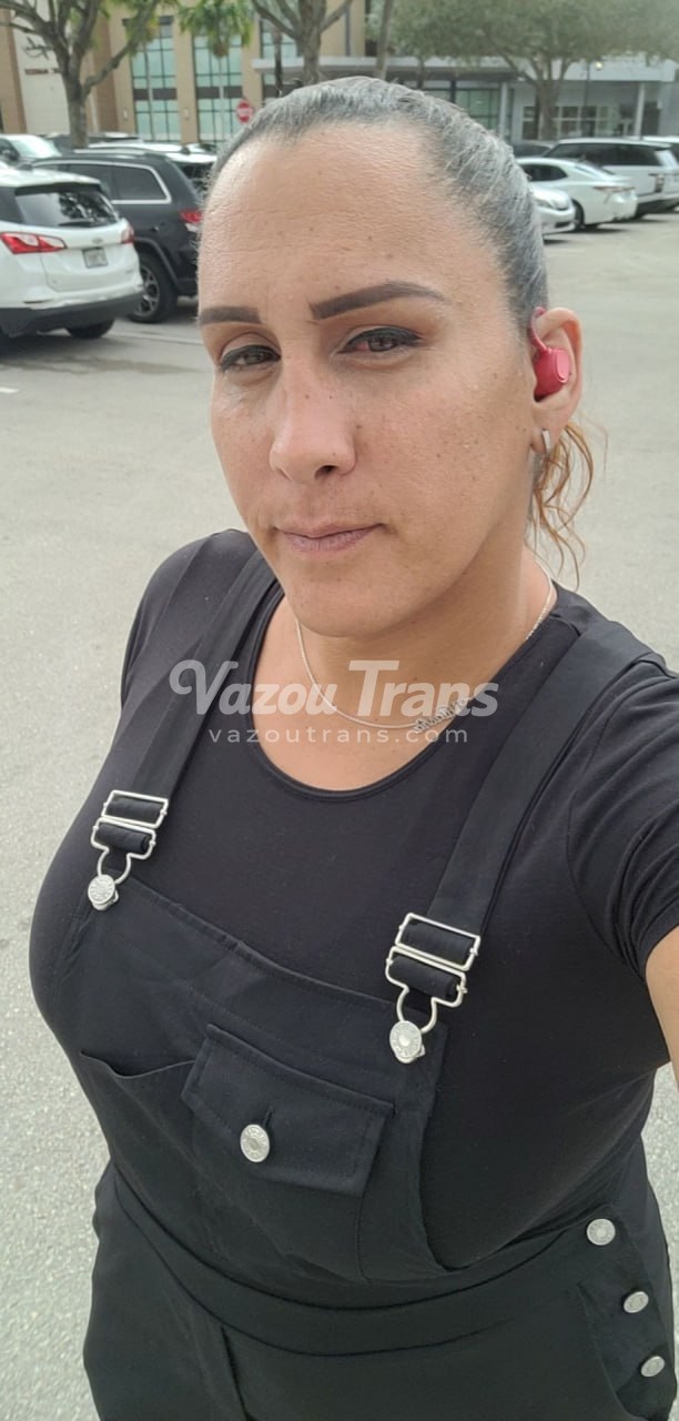 Naty: trans amadora brasileira, De regata sem sutiã