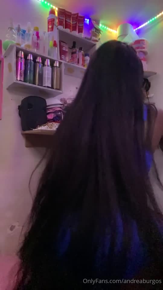 Irresistível, provocando de quatro no chão — travesti andreaburgos