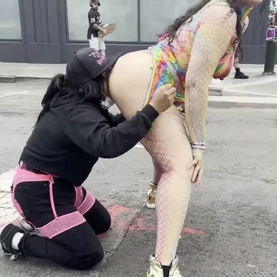Vídeo +18 trans: Rayray Sugarbutt envolvente rebolando gostoso