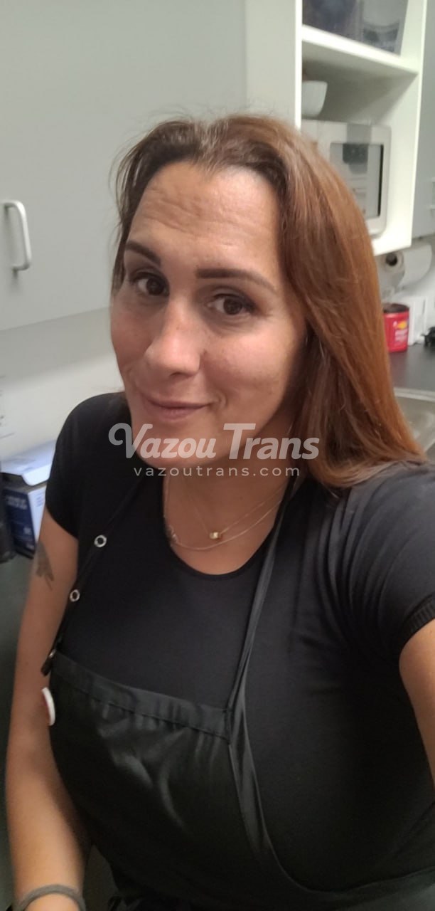 Caiu na net: mostrando os peitos na chamada — travesti Naty sem censura