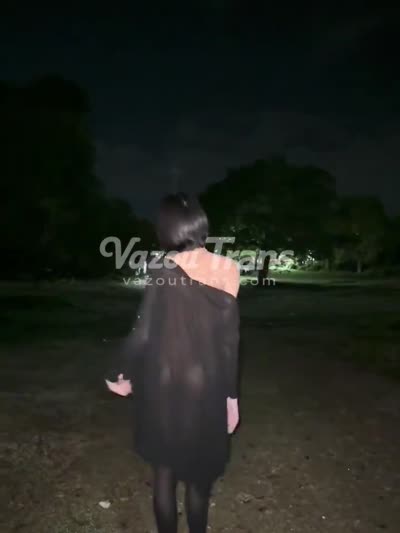 Gostosa de biquíni fio-dental na piscina — travesti Miruplanttt sem censura