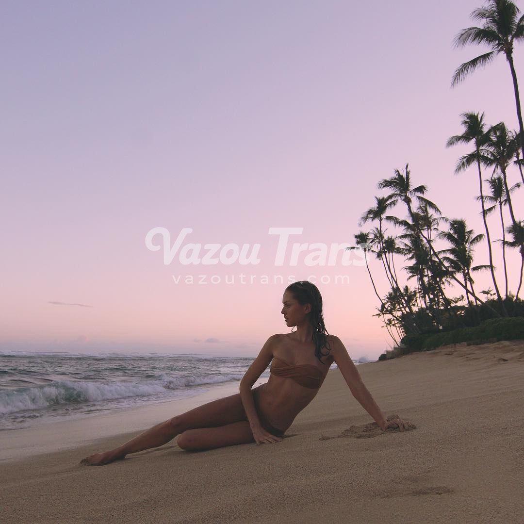 Vídeo +18 trans: Naomi Anderson se despindo devagar, deitada abrindo o roupão