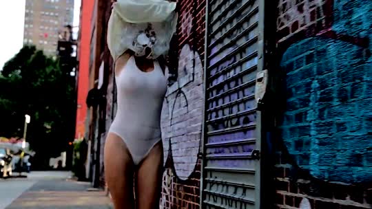 Envolvente Caroline Vreeland de calcinha molhada no chuveiro