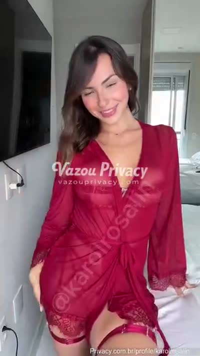 Karoline Rosalin: de calcinha fio na cozinha
