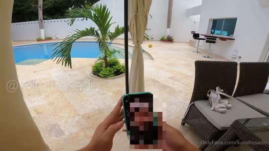 Kiki se despindo devagar, peladinha no quarto