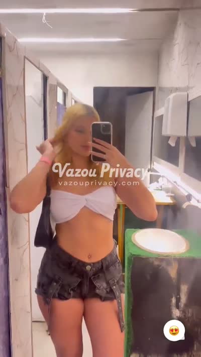 Ale Gomess23 de frente pro espelho sem roupa