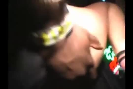 Flagra no club modelo morena mamando gostoso no escurinho