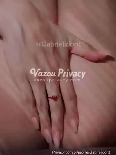 Gabrielidortt — deitada abrindo o roupão