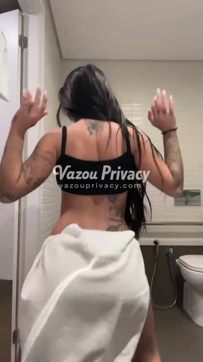 Mc Mirella atrevida de frente pro espelho sem roupa