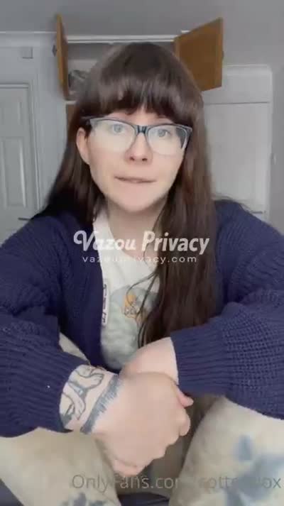 Alicecottonsox sapeca, provocando dentro do closet