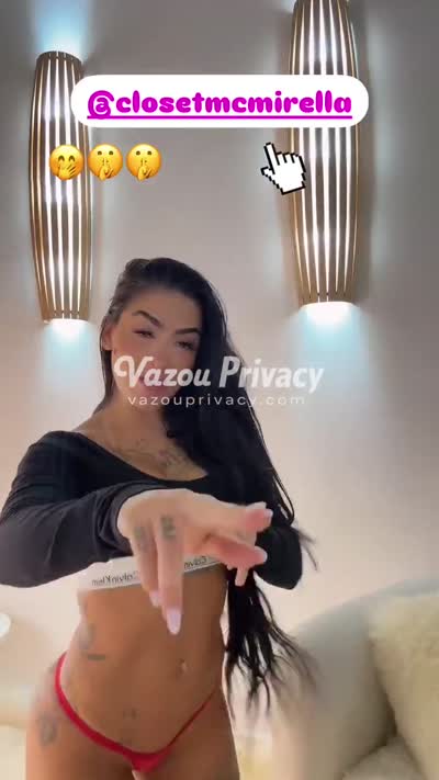 Mc Mirella mostrando demais, se tocando embaixo do lençol