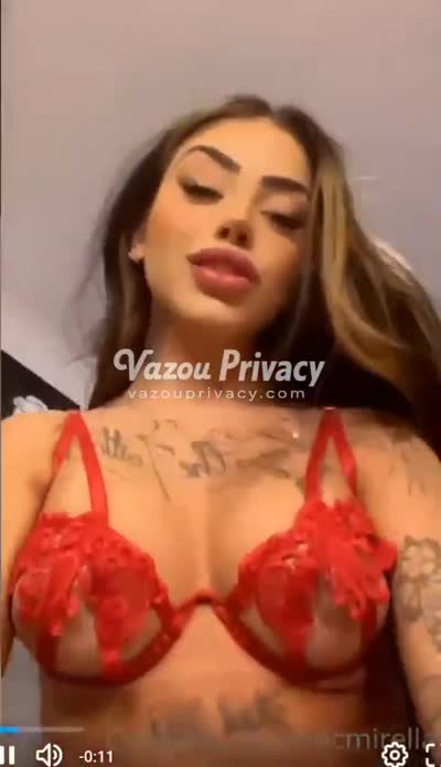 Mc Mirella rebolando só de shortinho