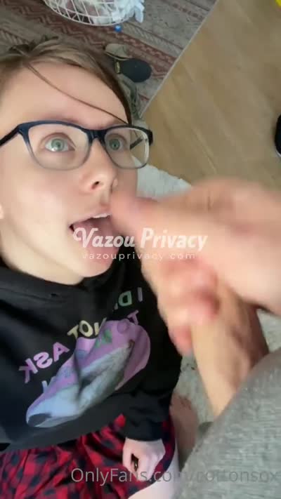 Alicecottonsox tirando a roupa bem devagar 💦