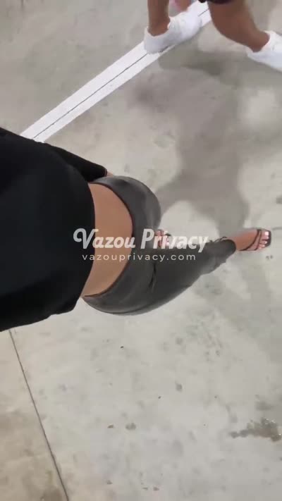 Viktoriakpa dançando de fio dental