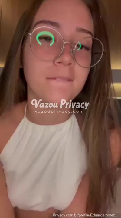 Eduarda Moretti de regata sem sutiã