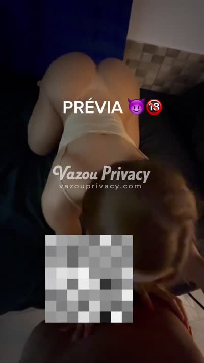 Letycia Soares — de quatro na cama