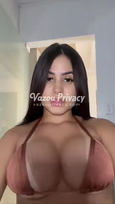 Registro íntimo de Raissa Oliveira dançando funk sem roupa