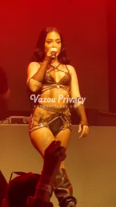 Mc Mirella provocante, rebolando gostoso