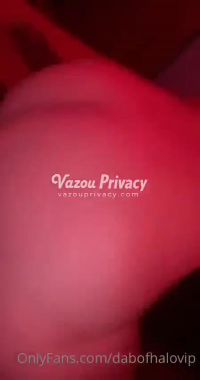 Halohals escandalosa brincando sozinha na cama
