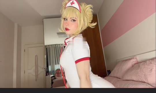 Flagra de Fe Galvão de quatro na cama