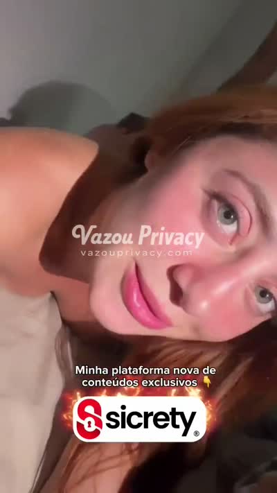 Deitada abrindo o roupão