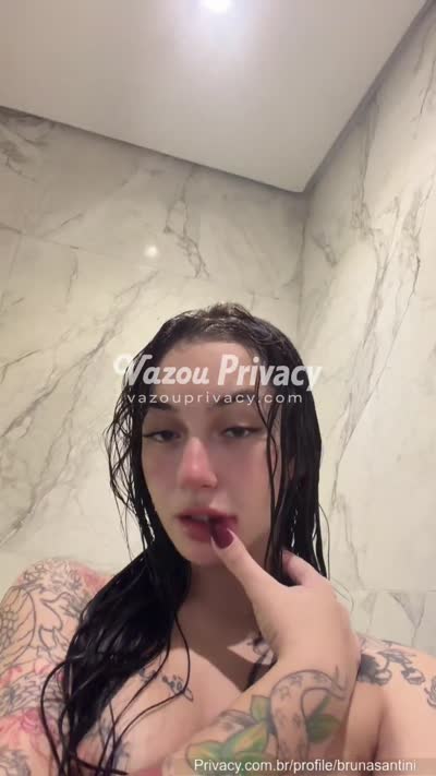 Sedutora Bruna Santini se tocando embaixo do lençol