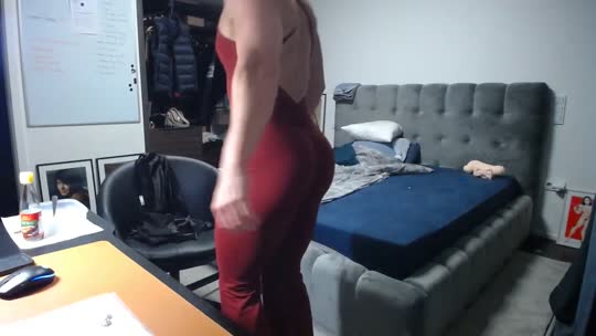 Vladislava Galagan com o bumbum empinado na cama