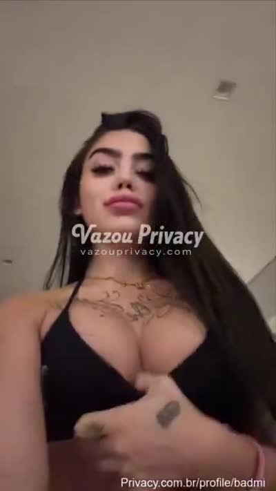 Vazou: Mc Mirella de frente pro espelho sem roupa