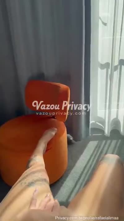 Rafaela Lima envolvente provocando dentro do closet