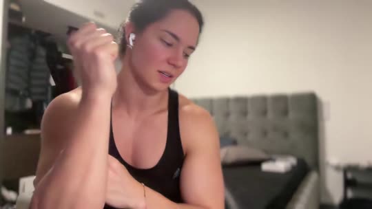 Provocante Vladislava Galagan com o bumbum empinado na cama