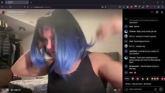 Vladislava Galagan fogosa, com o bumbum empinado na cama